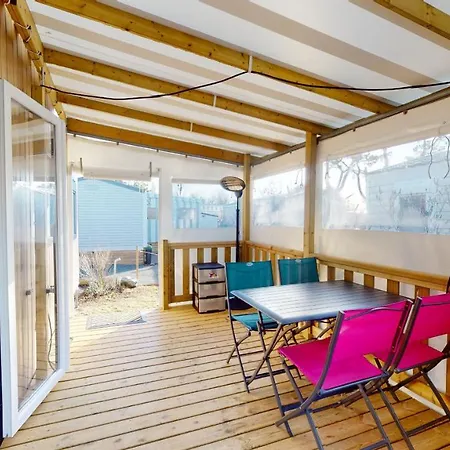 Mobil Domaine Avec Piscine Proche Nyaraló *